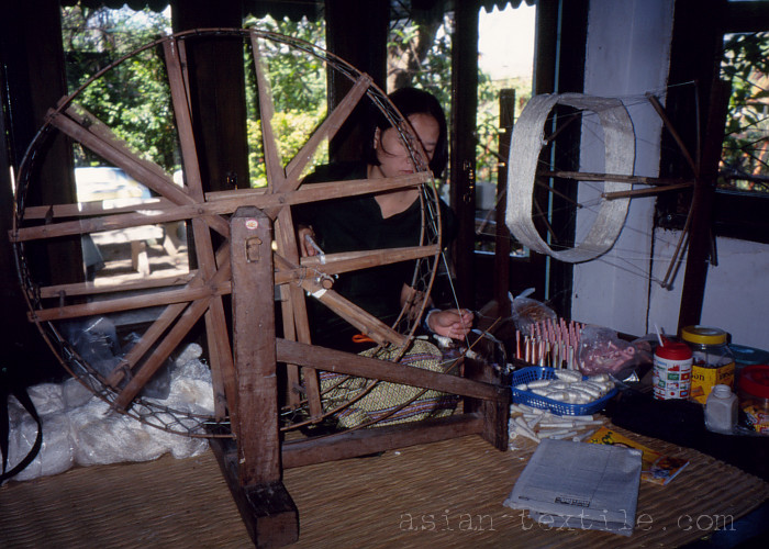 ラオス・タイ族の村の糸車