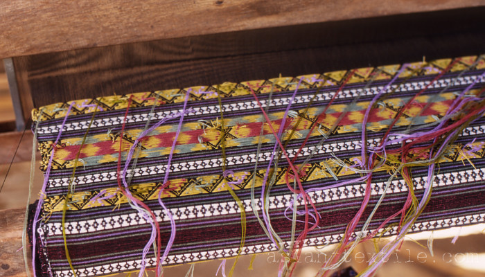タイ族の浮織り布づくり